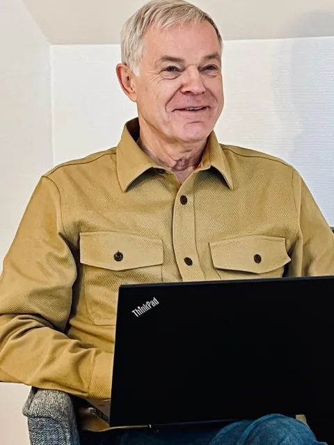 Dipl.-Ing. Andreas Martiny, Energieberater in Hanau, am Laptop