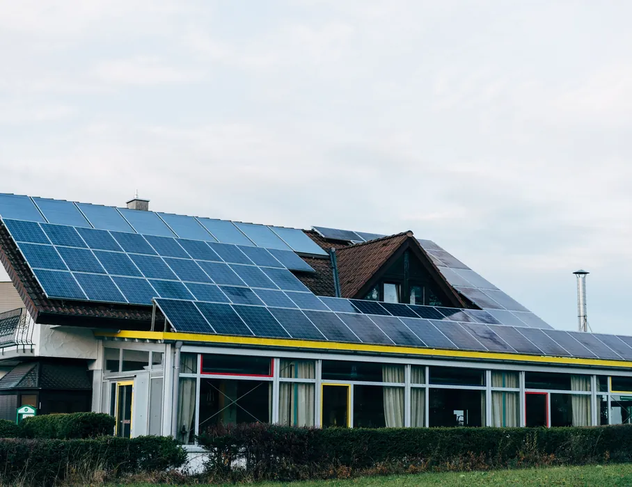 Wohnhaus mit Photovoltaikanlage auf dem Dach
